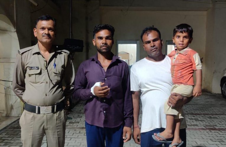 लावारिस हालत में घूमता बच्चा परिजनों को सौंपा, व्हाटसएप, फेसबुक के माध्यम से परिजनों के बारे में जानकारी की