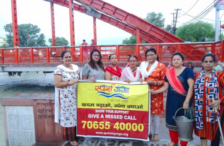 स्पर्श गंगा रुड़की की टीम ने गंगा घाटों की सफाई कर किया पौधारोपण, कहा आज दूषित पर्यावरण को बचाने के लिए पौधरोपण करना आवश्यक