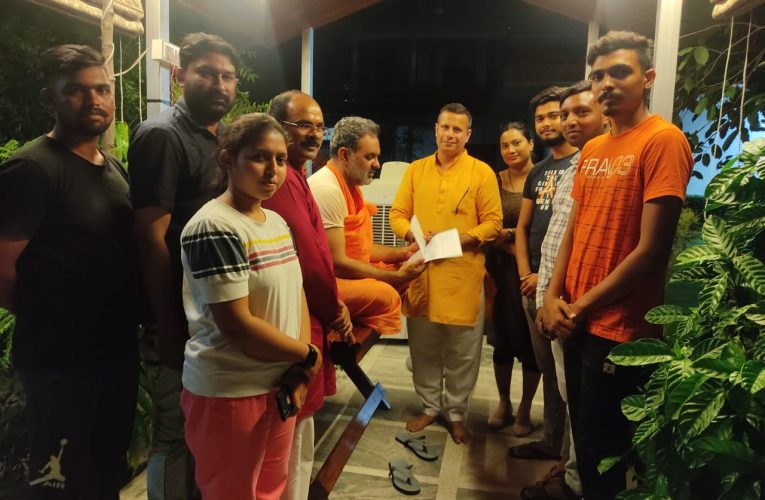 सलेमपुर महदूद जिला पंचायत सीट से भाजपा नेता हितेश चौहान ने अपनी पत्नी कंज्यूम चौहान के लिए की दावेदारी, रानीपुर विधायक और पूर्व कैबिनेट मंत्री स्वामी यतीश्वरानंद को सौंपा बायोडाटा