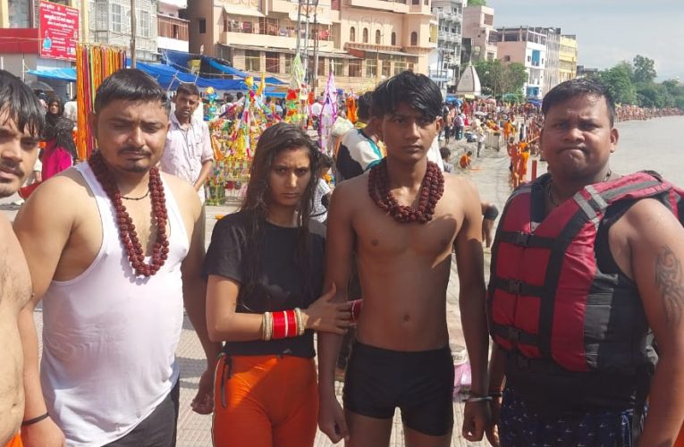गंगा में डूब रहे दो कांवड़ियों को जल पुलिस ने बचाया, कांवड़ियों को उसके साथियों को सौंपा गया