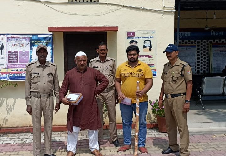 पूर्व प्रधान के साथ हुई मारपीट में दो गिरफ्तार, कहासुनी के बाद गाली-गलौज और हुई थी मारपीट