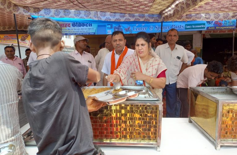 कावड़ियों की सेवा करने से प्रसन्न होते है भोलेनाथ: ममता राकेश, समाजसेवी सम्राट पंडित की ओर से निशुल्क कावड़ शिविर का आयोजन