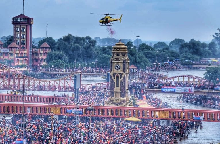 हरिद्वार में कांवड़ियों पर हेलीकॉप्टर से की गई पुष्प वर्षा, हेलीकाप्टर से पुष्प वर्षा के समय बम-बम भोले की गूंज से पूरा क्षेत्र हो रहा था गुंजायमान