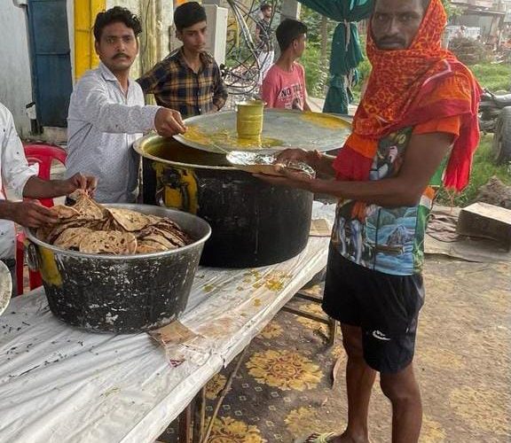 कांवड़ियों की सेवा करने से प्रसन्न होते हैं भगवान शिव, राष्ट्रीय बजरंग दल के तहसील अध्यक्ष बोबी प्रजापति शिविर लगाकर कर रहे कांवड़ियों की सेवा
