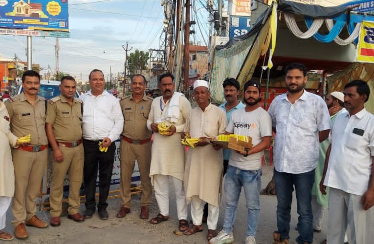 पुलिस-प्रशासन और मुस्लिम समुदाय के लोगों ने कांवड़ियों को वितरित किए फल, कहा कावड़ियों की सेवा करना आपसी भाईचारा तथा सौहार्द का प्रतीक