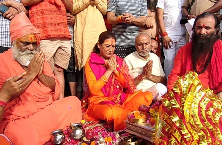 बेटी बचाओ, बेटी पढ़ाओ का संदेश लेकर कैबिनेट मंत्री रेखा आर्य ने उठाई कांवड़, हर की पैड़ी से पैदल यात्रा पर निकली