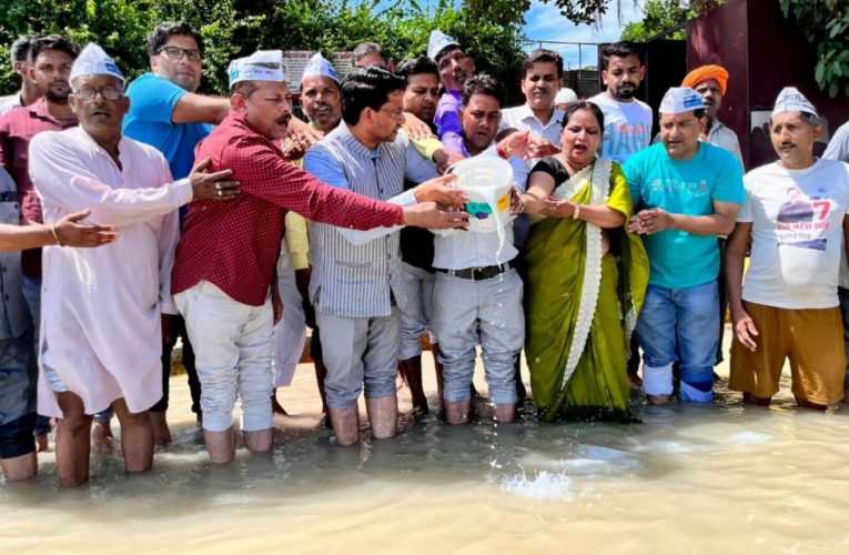 आप कार्यकर्ताओं ने दीपदान कर दी कारगिल अमर शहीदों को श्रद्धांजलि, कहा कारगिल विजय दिवस भारतीय इतिहास में महत्वपूर्ण दिन