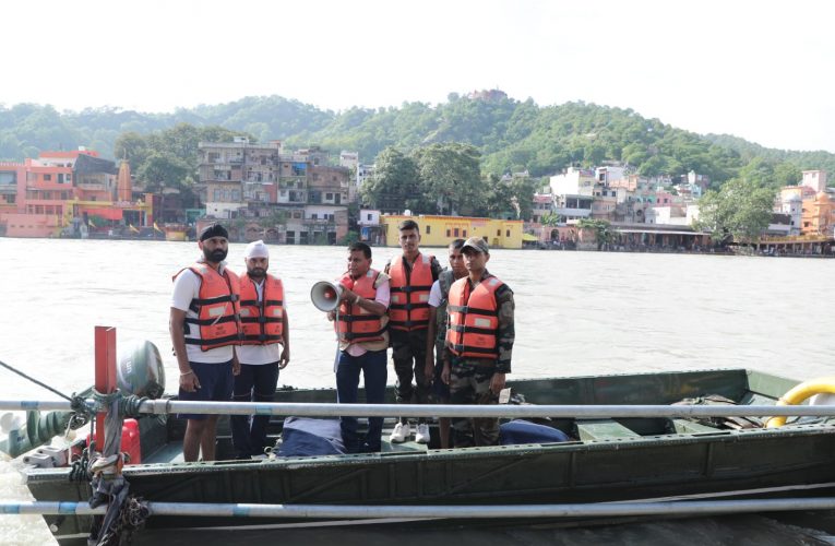 आर्मी तैराक दलों ने 127 कांवडियों/श्रद्धालुओं को गंगा में डूबने से बचाया