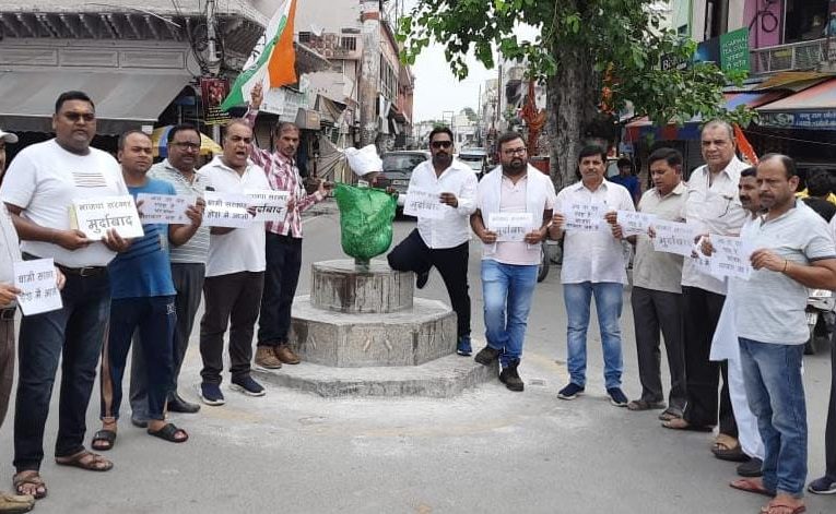 हरिद्वार में कांग्रेसियों ने भर्ती घोटाले को लेकर सरकार के खिलाफ किया प्रदर्शन, कहा सरकार बेरोजगार युवाओं के साथ छलावा कर रही