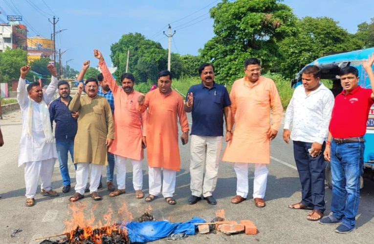 राष्ट्रपति के प्रति अमर्यादित करने पर कांग्रेस के खिलाफ प्रदर्शन, कहा कांग्रेस का आदिवासी महिला विरोधी चेहरा उजागर हुआ