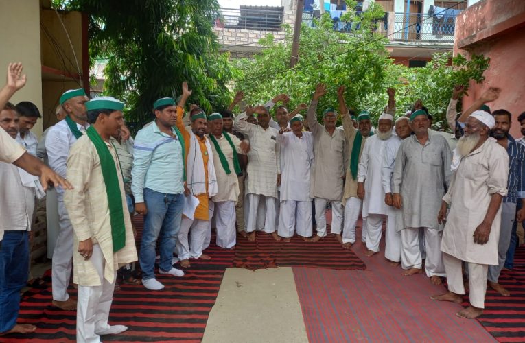 भाकियू टिकैत गुट का उप जिलाधिकारी कार्यालय पर प्रदर्शन, कहा किसान अपनी रोजी-रोटी के लिए शहरों में पलायन करने को मजबूर
