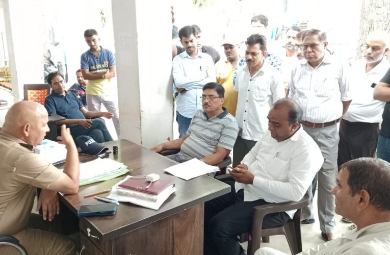 प्रॉपर्टी डीलरों के खिलाफ रुड़की में कॉलोनिवासियों ने खोला मोर्चा, कॉलोनी में जबरन रास्ता खोलने का है आरोप