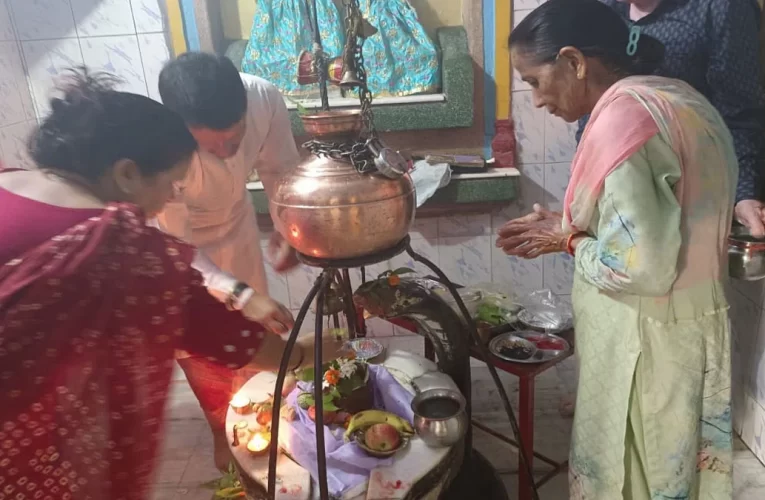 शिव भक्ति के रंग में रंगी धर्मनगरी हरिद्वार, सोमवार सुबह से ही शिवालयों के बाहर श्रद्धालुओं की लगी रही लंबी लाइन