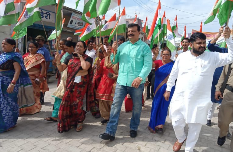 महाराणा प्रताप इंटर कॉलेज की ओर से निकाली गई तिरंगा यात्रा रैली, पूर्व विधायक कुंवर प्रणव सिंह चैंपियन ने किया रैली का शुभारंभ