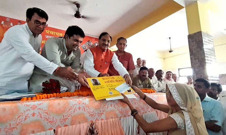 भाजपा सरकार ने गरीबों के विकास के लिए कई योजनाएं चलाई हुई: डाॅ निशंक, नगर पंचायत में प्रधानमंत्री स्वनिधि योजना के तहत पूर्व मुख्यमंत्री एवं सासंद ने वितरित किए चेक