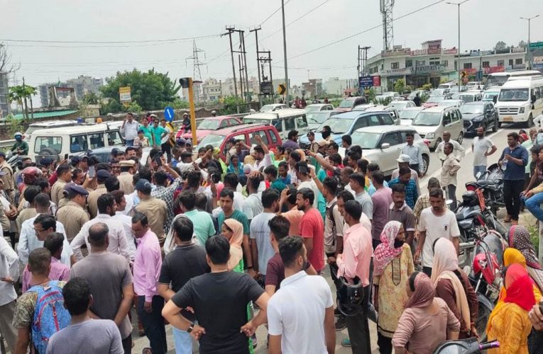 देहरादून: इलाज के दौरान युवती की अस्‍पताल में मौत, परिजनों ने शव रखकर जाम किया हाईवे, पुलिस ने जबरन उठाया