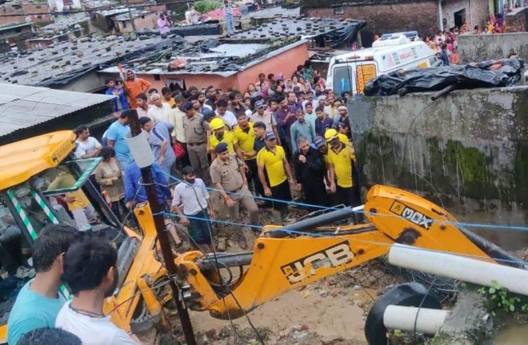 देहरादून में गिरा मकान, मलबे में दबने से 8 दिन के बच्‍चे सहित तीन लोगों की मौत