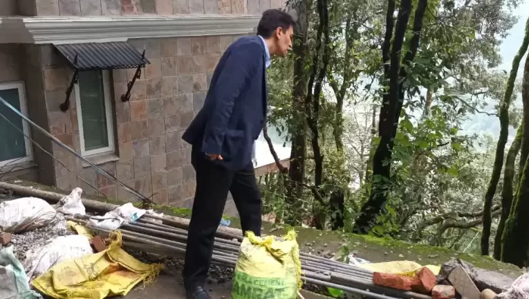 ग्रीन बेल्ट में धड़ल्ले से चल रहा था अवैध निर्माण, अचानक पहुंच गए आयुक्त दीपक रावत, तत्काल ध्वस्तीकरण की कार्रवाई के निर्देश दिए