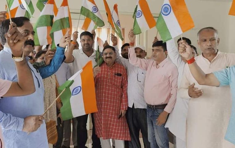 “हर घर तिरंगा” अभियान के तिरंगा झंडा विक्रय केंद्र का शुभारंभ