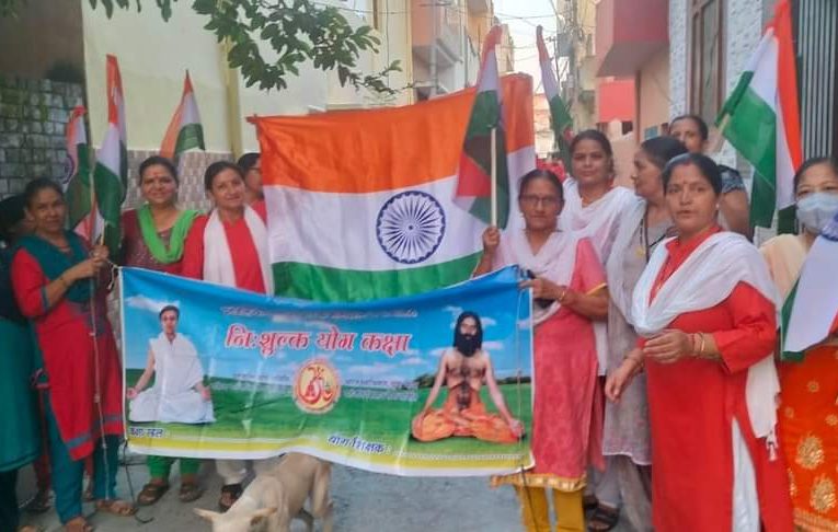 महिला पतंजलि योग समिति की समस्त बहिनों ने कृष्णा नगर से रामनगर तक तिरंगा पदयात्रा निकाली
