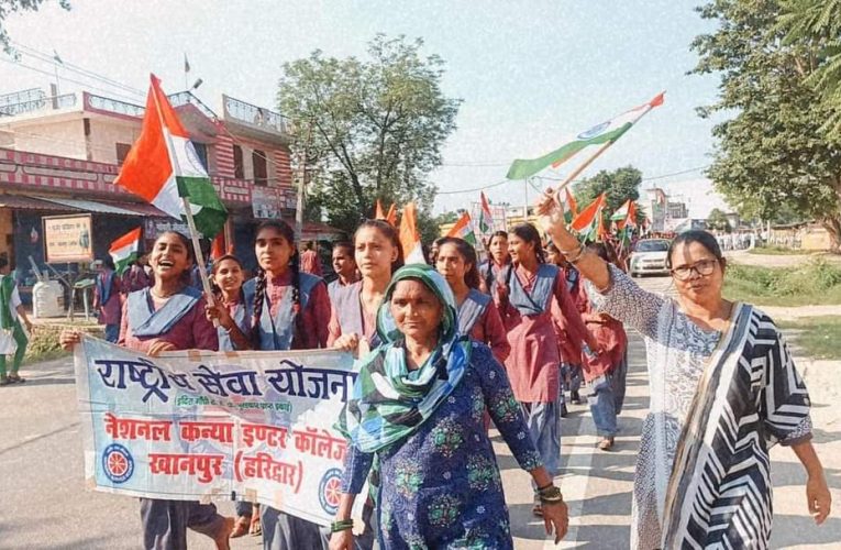 खानपुर कस्बे के मुख्य मार्गों से तिरंगा रैली निकाली, नेशनल कन्या इण्टर कालेज, खानपुर की राष्ट्रीय सेवा योजना इकाई के तत्वाधान में विभिन्न प्रतियोगिताओं का आयोजन भी किया गया
