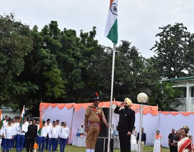 मुख्य सचिव ने सचिवालय में किया ध्वजारोहण, बोले- तिरंगे का केसरिया रंग हिम्मत का, बलिदान का एवं जोश का प्रतीक