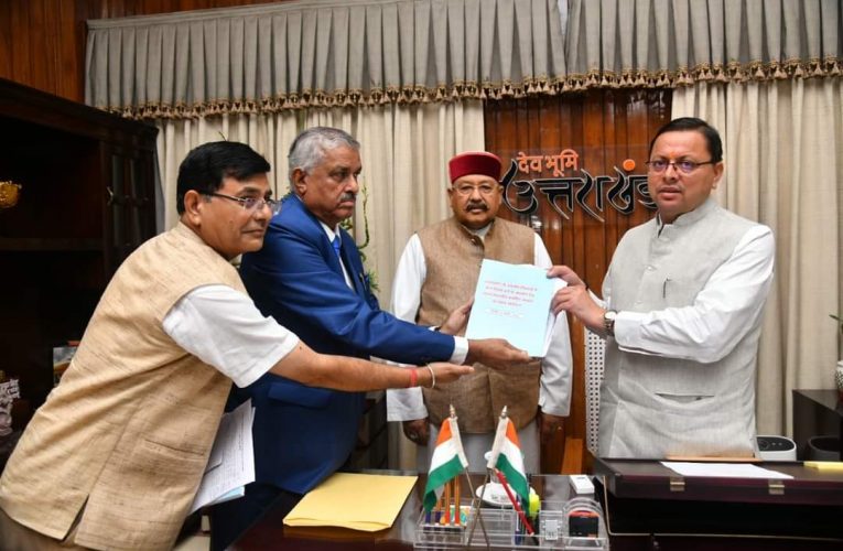अन्य पिछड़ा वर्ग के आरक्षण हेतु एकल सदस्यीय समर्पित आयोग के अध्यक्ष ने आयोग का प्रथम प्रतिवेदन सीएम धामी को सौंपा