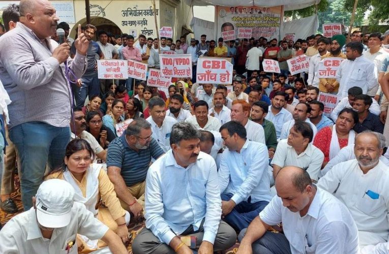 भर्ती घपले की सीबीआई जांच को लेकर कांग्रेसियों ने दिया धरना, विधायक वीरेंद्र जाति बोले- प्रदेश में नौकरियां बेची जा रही