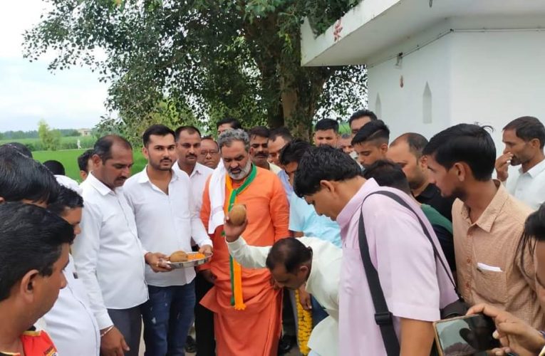धामी सरकार में सभी क्षेत्रों का तेजी से हो रहा है विकास, पूर्व कैबिनेट मंत्री स्वामी यतीश्वरानंद ने 3 सड़कों और 20 हैंडपंप का किया उद्घाटन