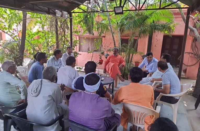 पूर्व कैबीनेट मंत्री स्वामी यतीश्वरानंद ने कार्यकर्ताओं के साथ बैठक कर जिला पंचायत चुनाव पर की चर्चा, बोले- जिला पंचायत में भाजपा का बोर्ड बनना तय