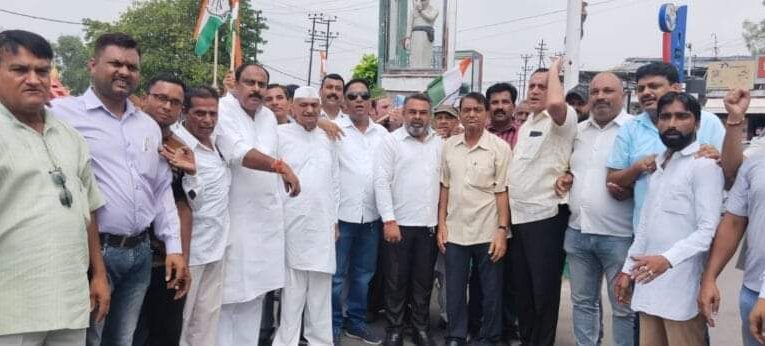 रुड़की में कांग्रेसियों ने फूंका मुख्यमंत्री पुष्कर सिंह धामी का पुतला, इस्तीफे की मांग की