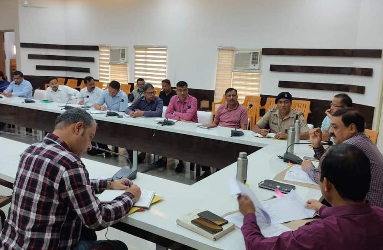 सरकारी भूमि से अवैध कब्जे हटाए जाएंगे, डीएम की अध्यक्षता में अवैध अतिक्रमण हटाये जाने के सम्बन्ध में एक बैठक आयोजित