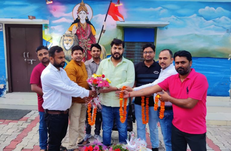 शिवालिकनगर नगर पालिका को द्वितीय स्थान मिलने पर पालिकाध्यक्ष राजीव शर्मा का स्वागत
