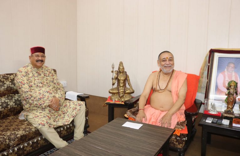 कैबिनेट मंत्री सतपाल महाराज ने की जगद्गुरु शंकराचार्य स्वामी राज राजेश्वराश्रम से भेंट, धार्मिक और सांस्कृतिक विषयों पर हुई चर्चा
