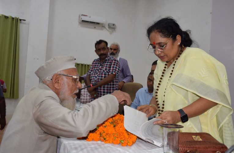 जनता मिलन कार्यक्रम के दौरान विधानसभा अध्यक्ष ने सुनी समस्याएं, अधिकारियों को गंभीरता से जनता की समस्याओं का निवारण करने के दिए निर्देश