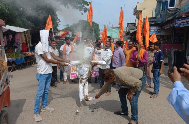 राष्ट्रीय ध्वज का अपमान का आरोप लगाकर अंतरराष्ट्रीय हिंदू परिषद एवं राष्ट्रीय बजरंग दल के कार्यकर्ताओं ने शिक्षा मंत्री डॉ धन सिंह रावत का पुतला फूंका, की नारेबाजी