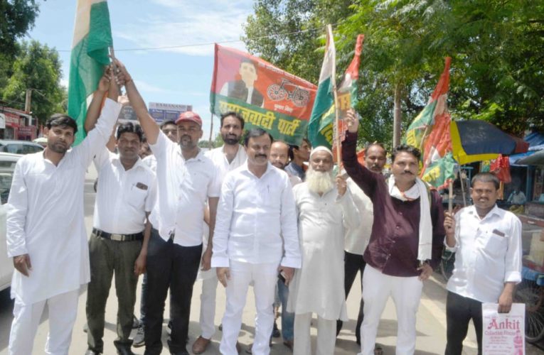 केंद्र सरकार की नीतियों के विरोध में सपा कार्यकर्ताओं ने निकाली पदयात्रा, सपा नेता चंद्रशेखर यादव ने कहा कि सरकार की जनविरोधी नीतियों के कारण महंगाई आसमान छू रही