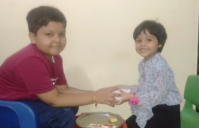 शिक्षानगरी रुड़की में धूमधाम से मनाया जा रहा है रक्षाबंधन पर्व, बहनों ने भाई की कलाई पर रक्षा कवच के रूप में राखी बांधी