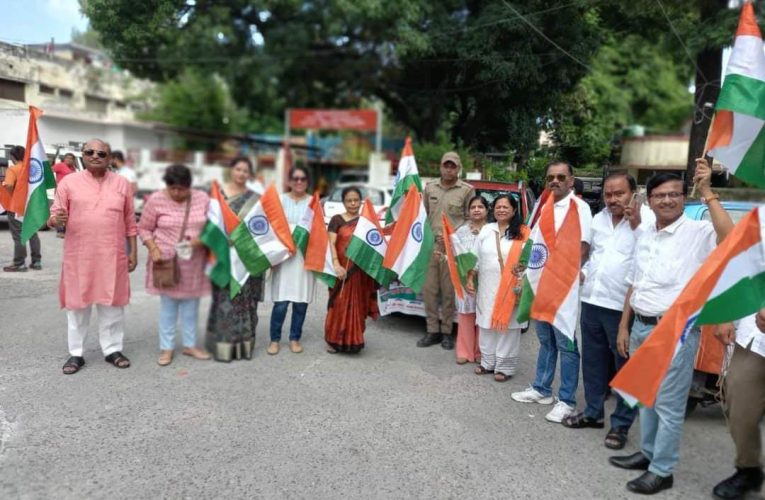 भारत विकास पारिषद अविरल गंगा शाखा रुड़की ने निकाली तिरंगा रैली, मुख्य नगर आयुक्त विजयनाथ शुक्ला ने रैली को झंडी दिखाकर किया प्रारंभ