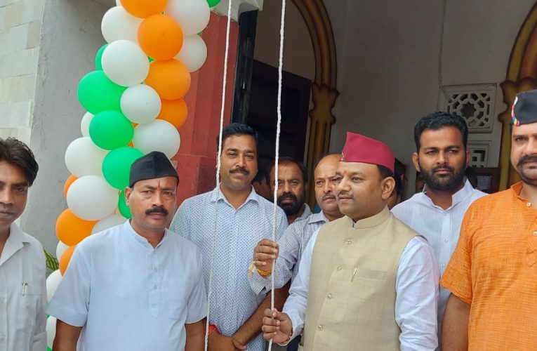 नगर निगम में मेयर गौरव गोयल ने किया ध्वजारोहण, निगम कर्मचारियों को बेहतर सेवा प्रदान करने के लिए किया सम्मानित
