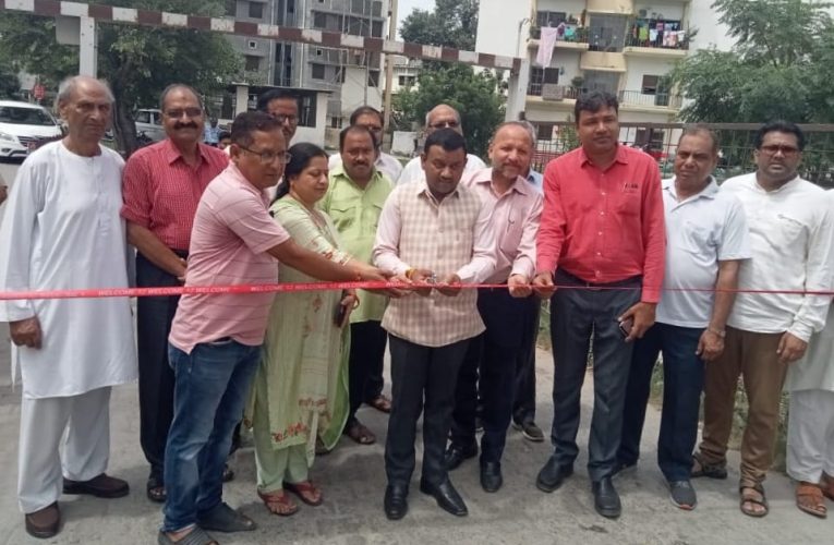 मेयर गौरव गोयल ने किया इंटरलॉकिंग टाइल्स सड़क का उद्घाटन, कहा टाइलें लगाने तथा पक्की सड़कों का कार्य बहुत तेजी से कराया जा रहा