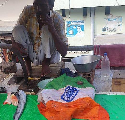 राष्ट्रीय ध्वज के अपमान में मछली कारोबारी अनवर गिरफ्तार, सोशल मीडिया पर वायरल हुआ था फोटो