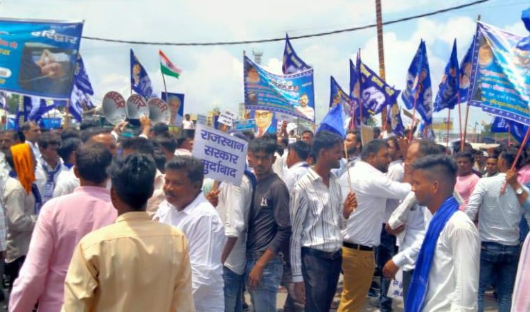दलित छात्र की हत्या के विरोध में बसपा कार्यकर्ताओं ने जुलूस निकालकर किया प्रदर्शन, प्रदेश अध्यक्ष आदित्य बोले- भाजपा और कांग्रेस की सरकारें कर रही संविधान का उल्लंघन