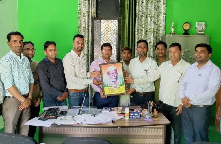 हबीबपुर निवादा गांव में कार्यक्रम आयोजित कर उत्कृष्ट कार्य करने पर किया गया सम्मानित