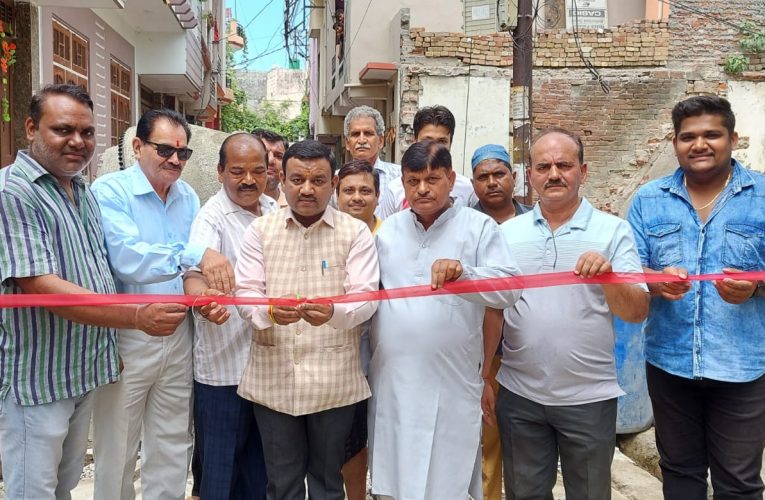 मेयर गौरव गोयल ने फीता काटकर किया सीसी रोड के निर्माण कार्य का उद्घाटन, कहा विकास कार्यों में नहीं आएगी कमी