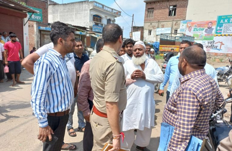 नगर पंचायत और तहसील प्रशासन ने हटवाया अतिक्रमण, अतिक्रमणकारियों को दी गई चेतावनी, निगरानी के तौर पर पुलिस बल रहा तैनात