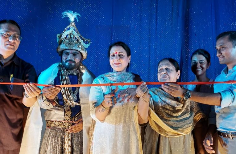 जादू से भारतीय सभ्यता संस्कृति को जानने का अवसर प्राप्त होता है, समाजसेविका रश्मि चौधरी ने फीता काटकर किया जादूगर सम्राट शो का उद्घाटन