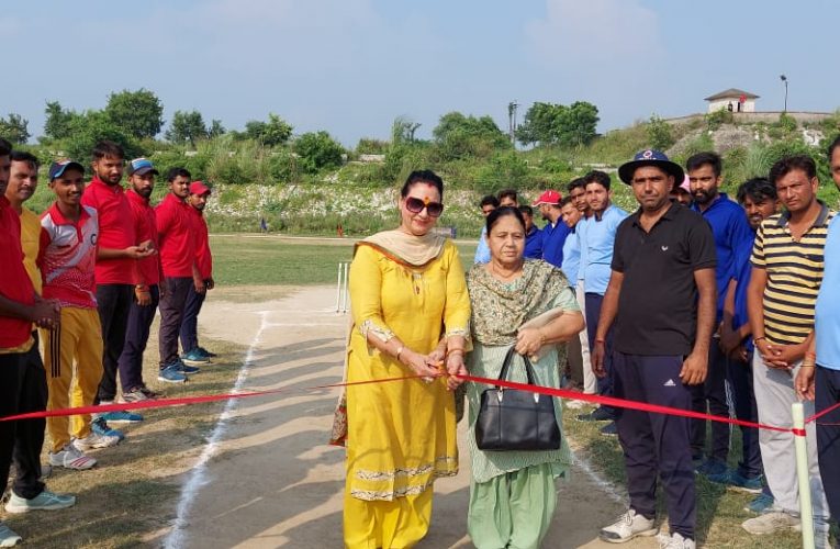 खिलाड़ियों को मैदान के अंदर खेल में हार-जीत को भुलाकर अच्छे प्रदर्शन और अच्छा व्यवहार करना चाहिए, समाजसेविका रश्मि चौधरी ने क्रिकेट प्रतियोगिता का शुभारंभ किया