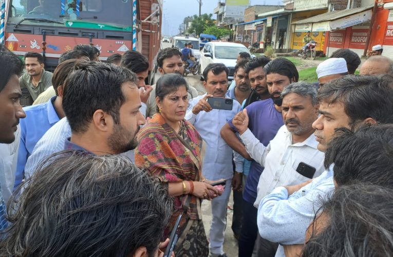 सर्विस रोड पर जलभराव की समस्या को लेकर विधायक ने अधिकारियों के साथ किया निरीक्षण, समस्या के स्थाई समाधान के निर्देश दिए