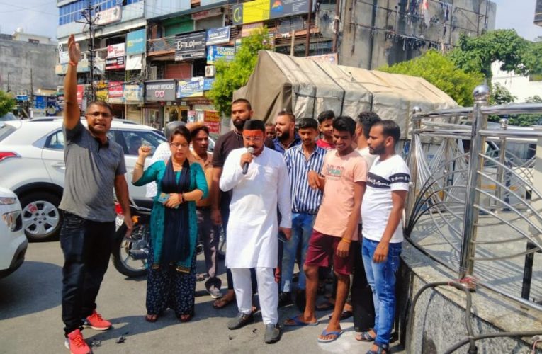 भर्ती घोटाले को लेकर सुराज सेवा दल का प्रदर्शन, प्रदेश अध्यक्ष रमेश जोशी ने दी चेतावनी, कहा सीबीआई जांच नहीं की जाती तो सुराज सेवा दल विधानसभा में तालाबंदी करेगा